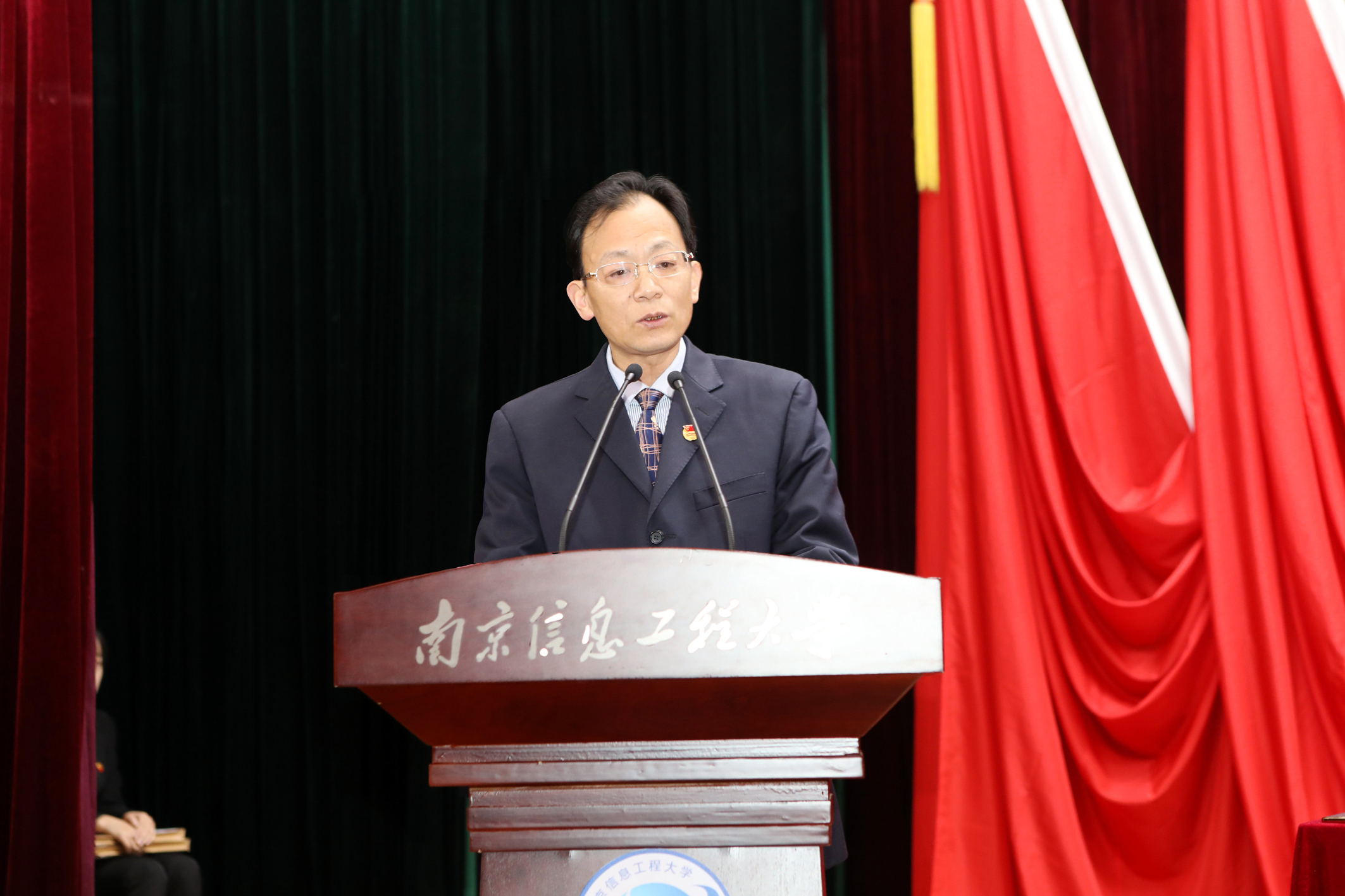 群众组织代表、校工会主席顾显跃发言