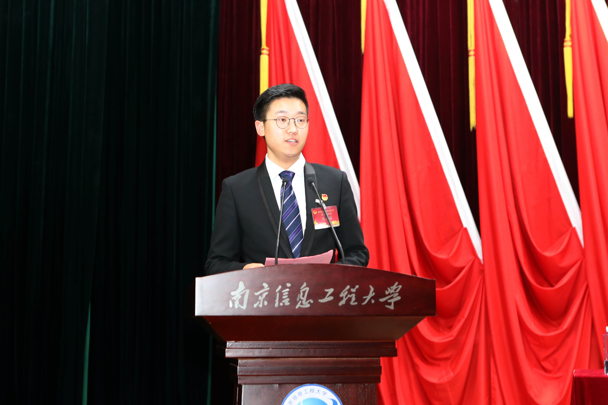 校团委干事史恒同志宣读团中央贺信