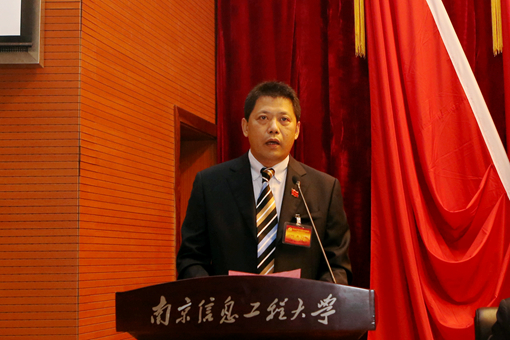 金自康同志宣读大会选举办法（草案）党委委员、纪委委员候选人名单.jpg