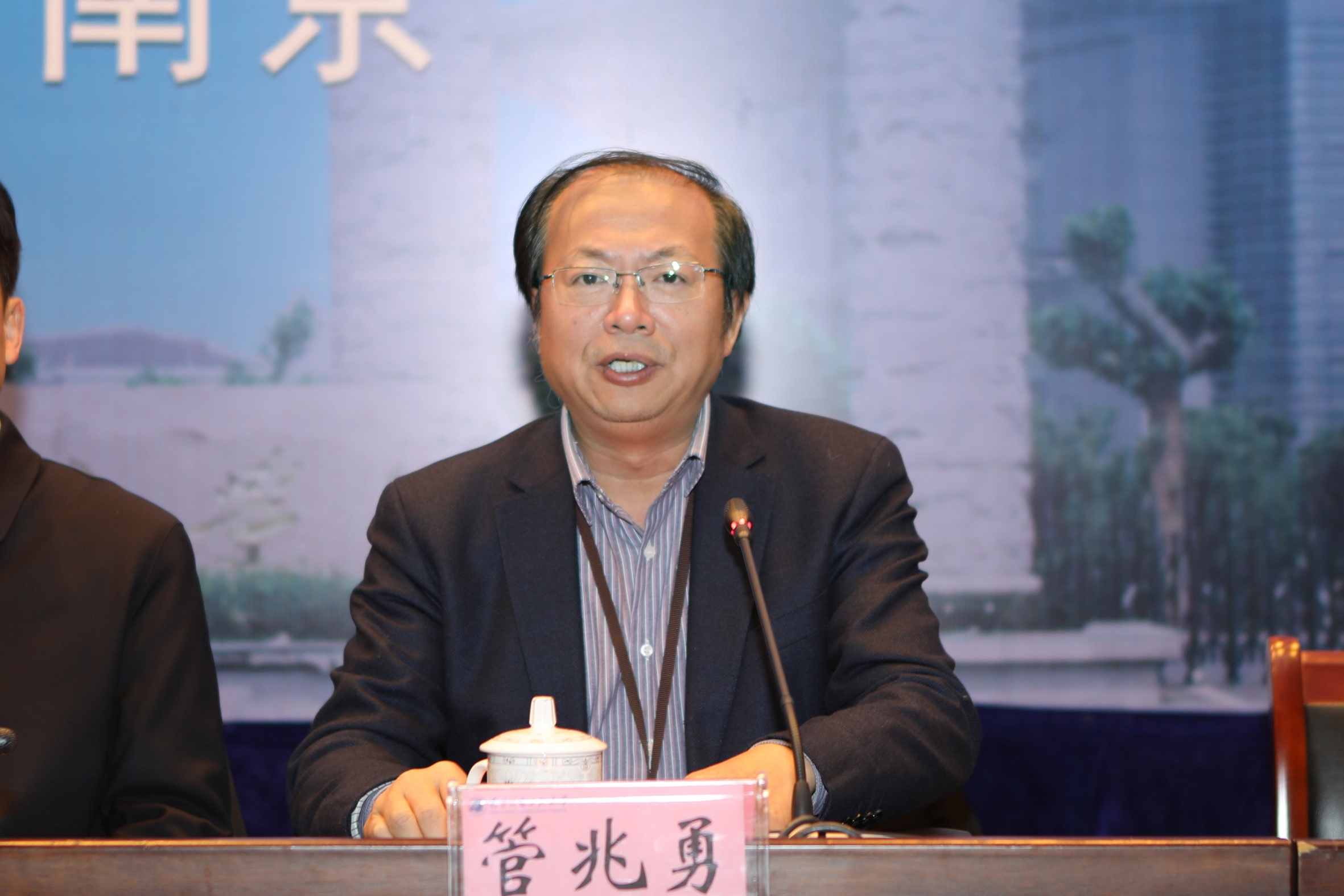 管兆勇书记主持签约仪式.jpg