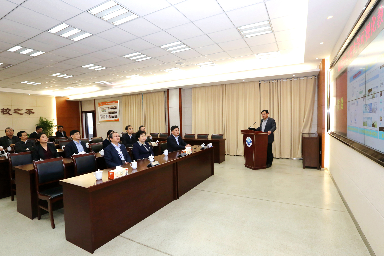 视察可视化教学中心.jpg