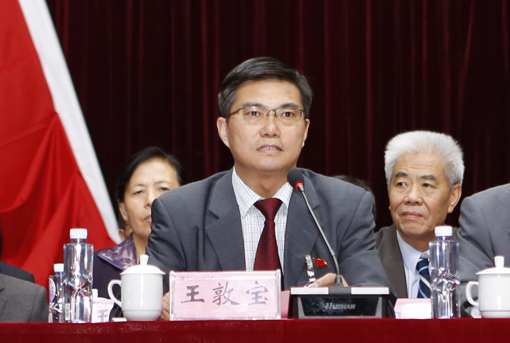 王敦宝副书记主持预备会.jpg