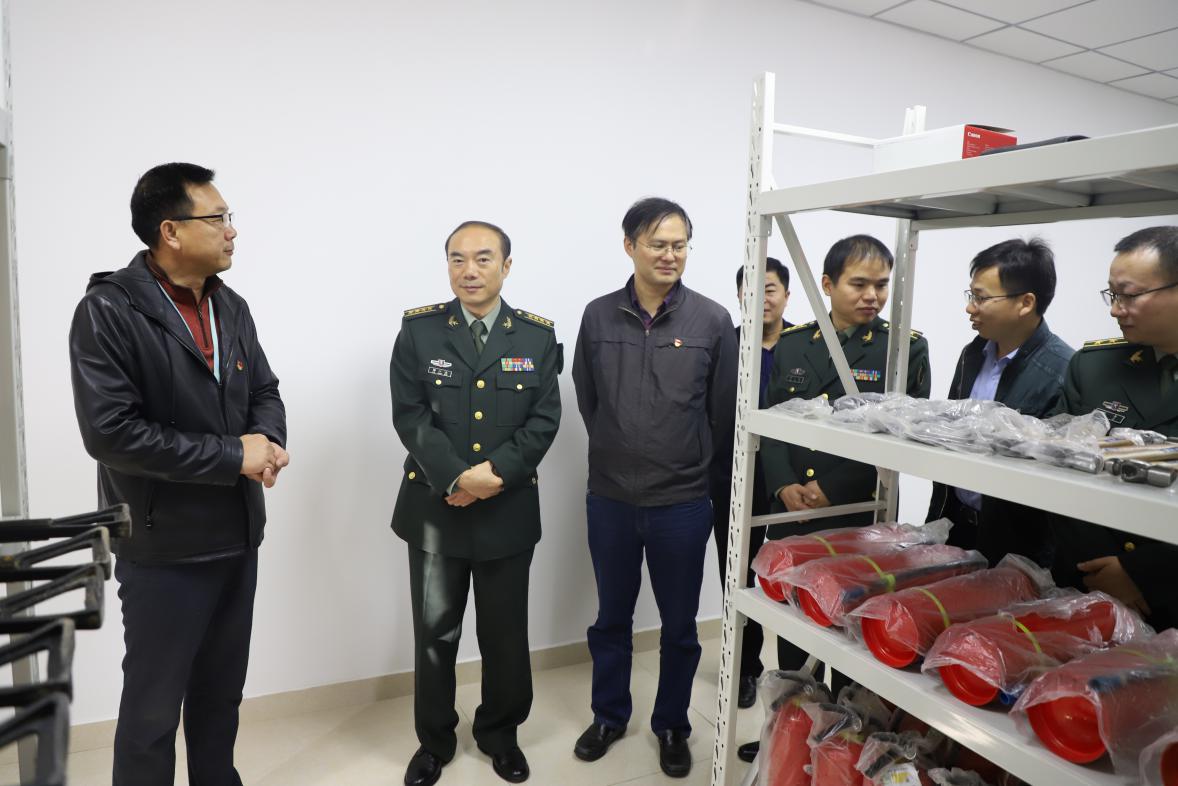 无锡市委常委军分区政委柳江南一行来滨江学院调研国防教育工作