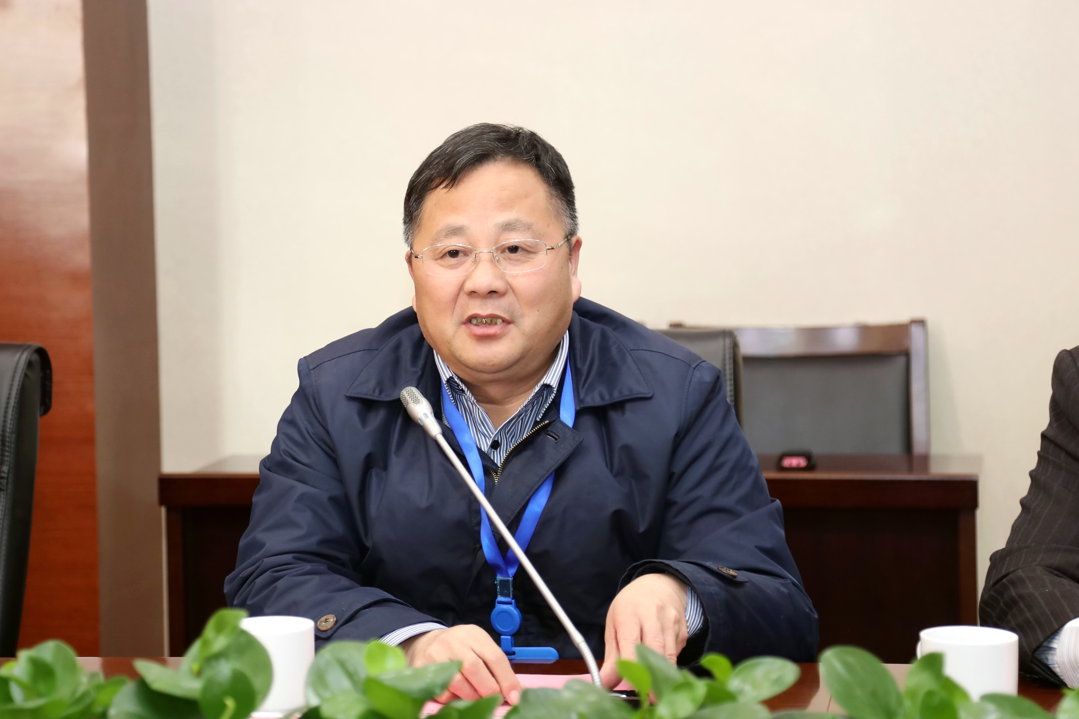 副校长周伟灿主持座谈会.jpg