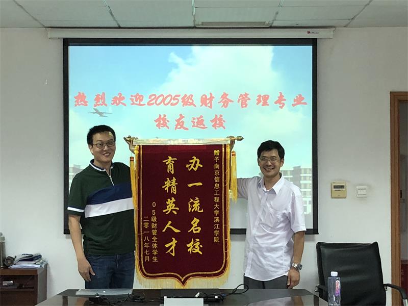 敬献锦旗 - 副本.jpg